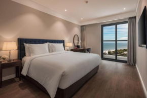 Luxury Apartment with Ocean View at Sheraton Building - 1 minute to beach